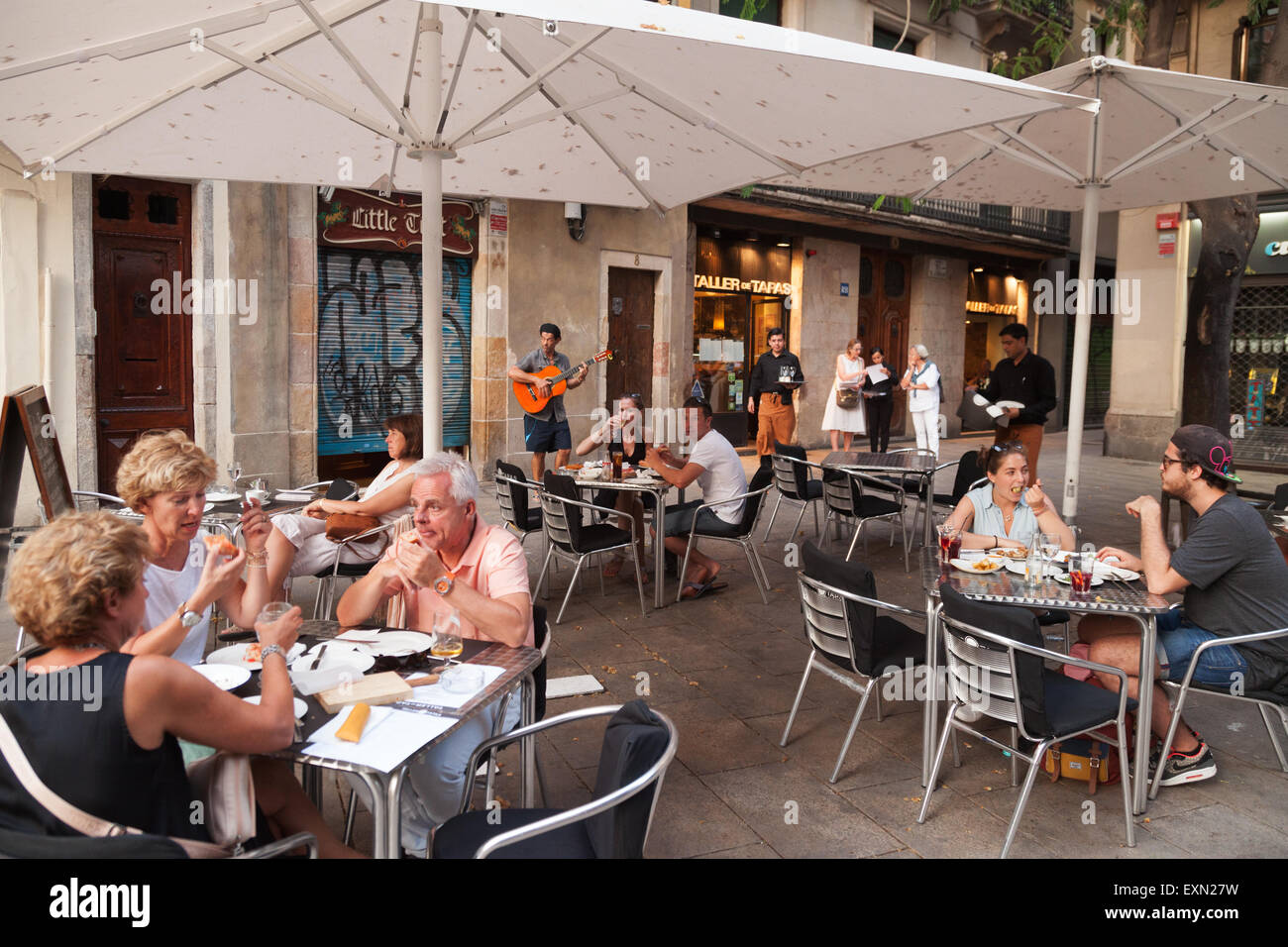 La gente seduta a mangiare e a bere alla Teller de Tapa tapas bar cafe, Barri Gotic ( Quartiere Gotico ), Barcelona, Spagna Europa Foto Stock