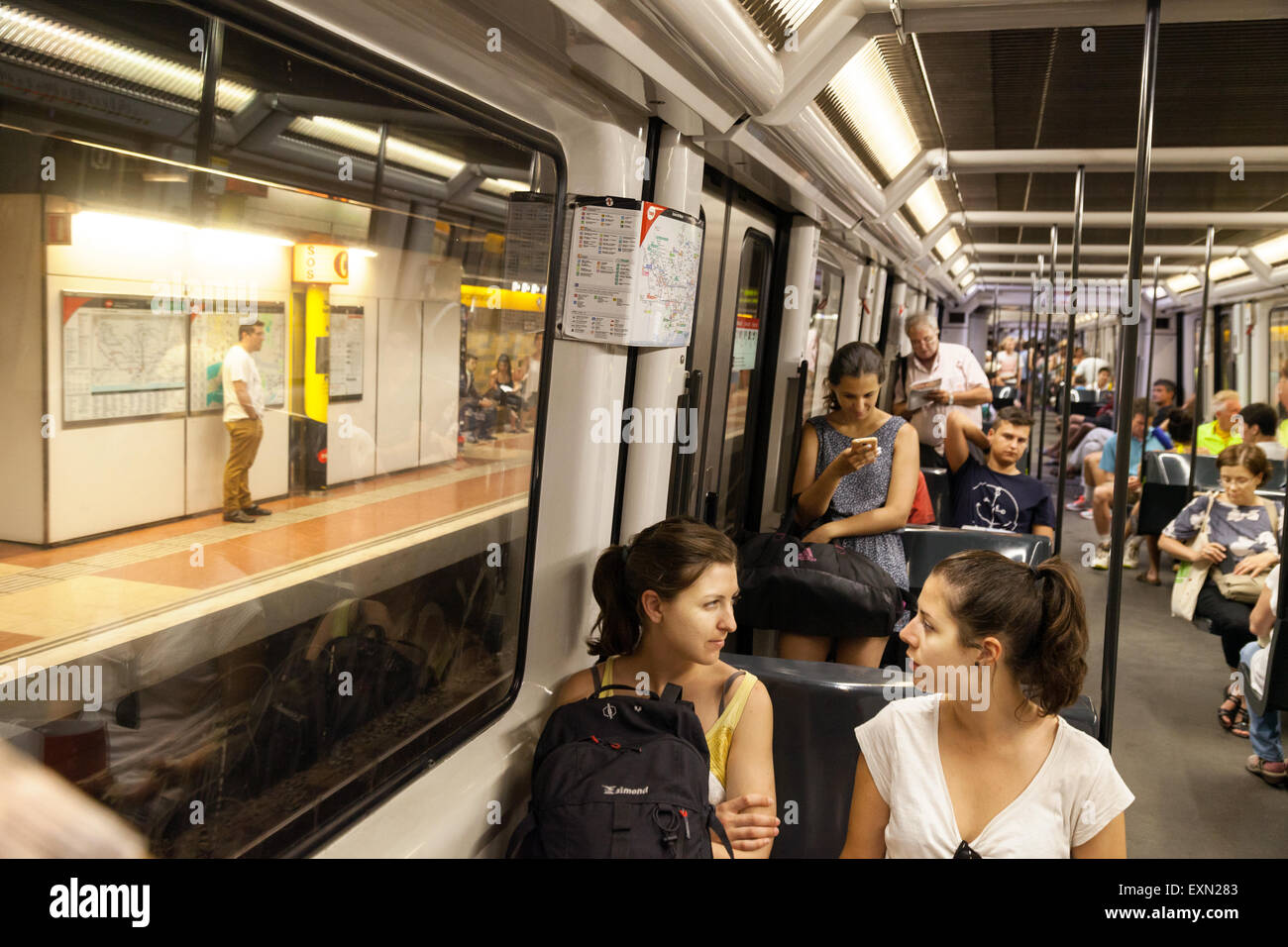 Persone in un vagone ferroviario, Barcelona Metro, Barcelona, Spagna Europa Foto Stock