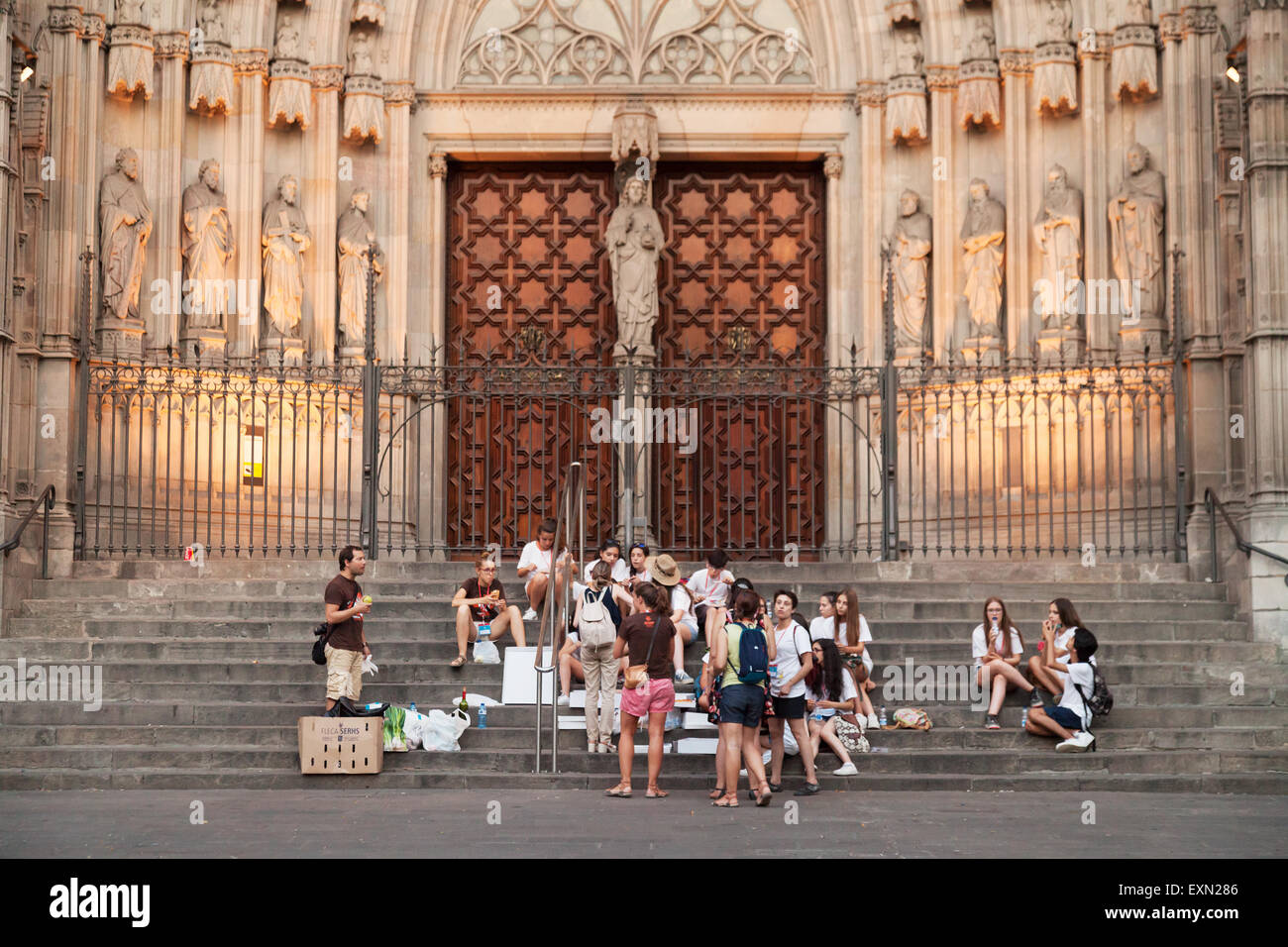 Gli adolescenti in gita scolastica seduti sulla scalinata della Cattedrale di Barcellona, il Quartiere Gotico (Barri Gotic ), Barcelona, Spagna Europa Foto Stock