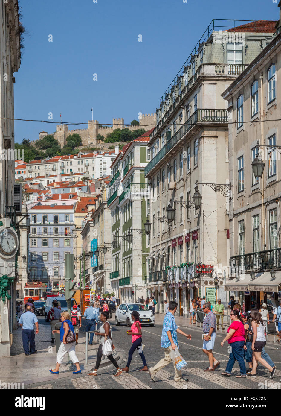 Il Portogallo, Lisboa, Rossio, vista da Praça Dom Pedro IV trogolo Rua da Betesga verso Praca Figueira e Castelo de Sao Jorge Foto Stock