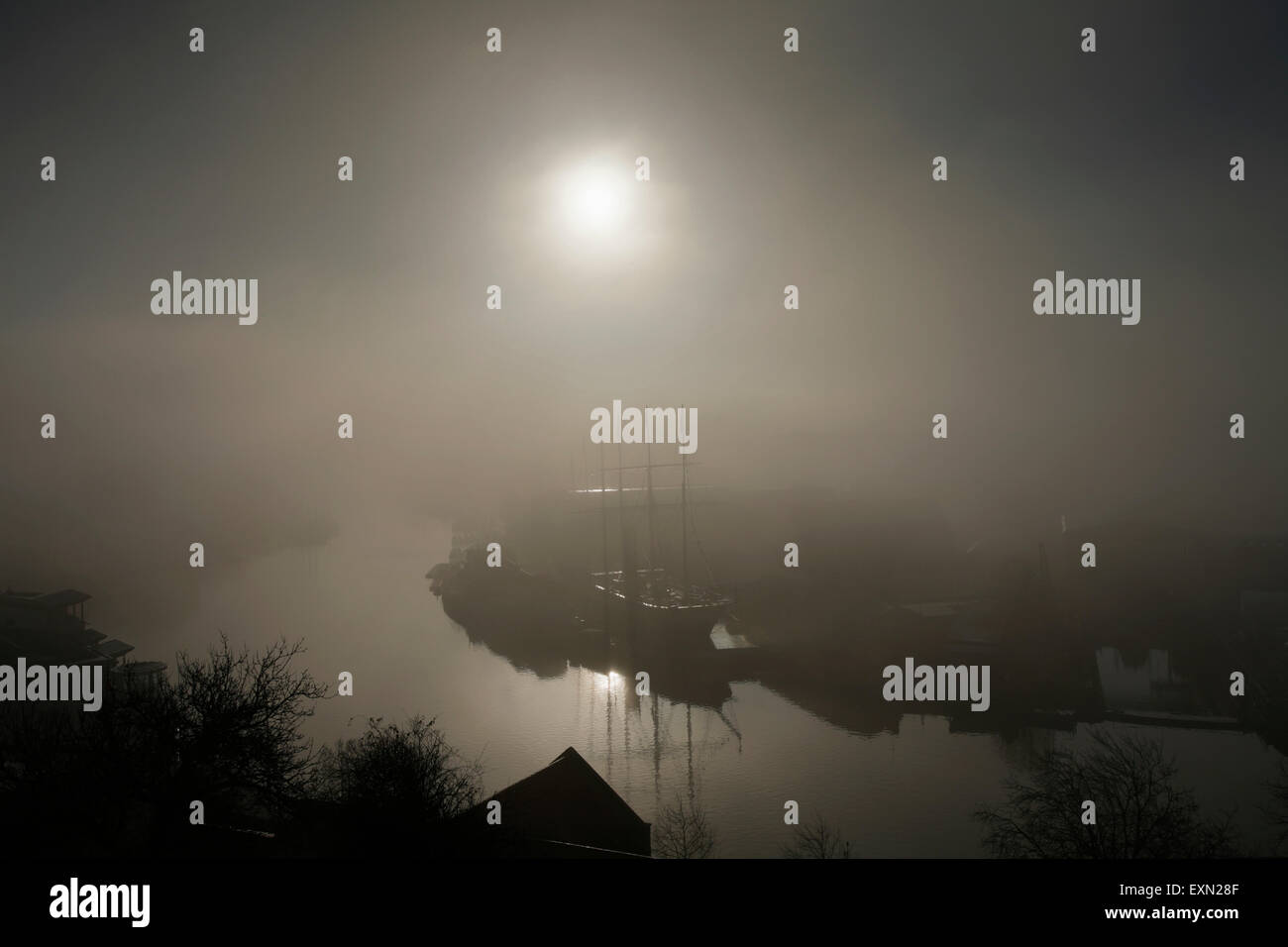 Bristol Floating Harbour e la SS Gran Bretagna emergenti dalla nebbia mattutina. Bristol. Regno Unito. Foto Stock