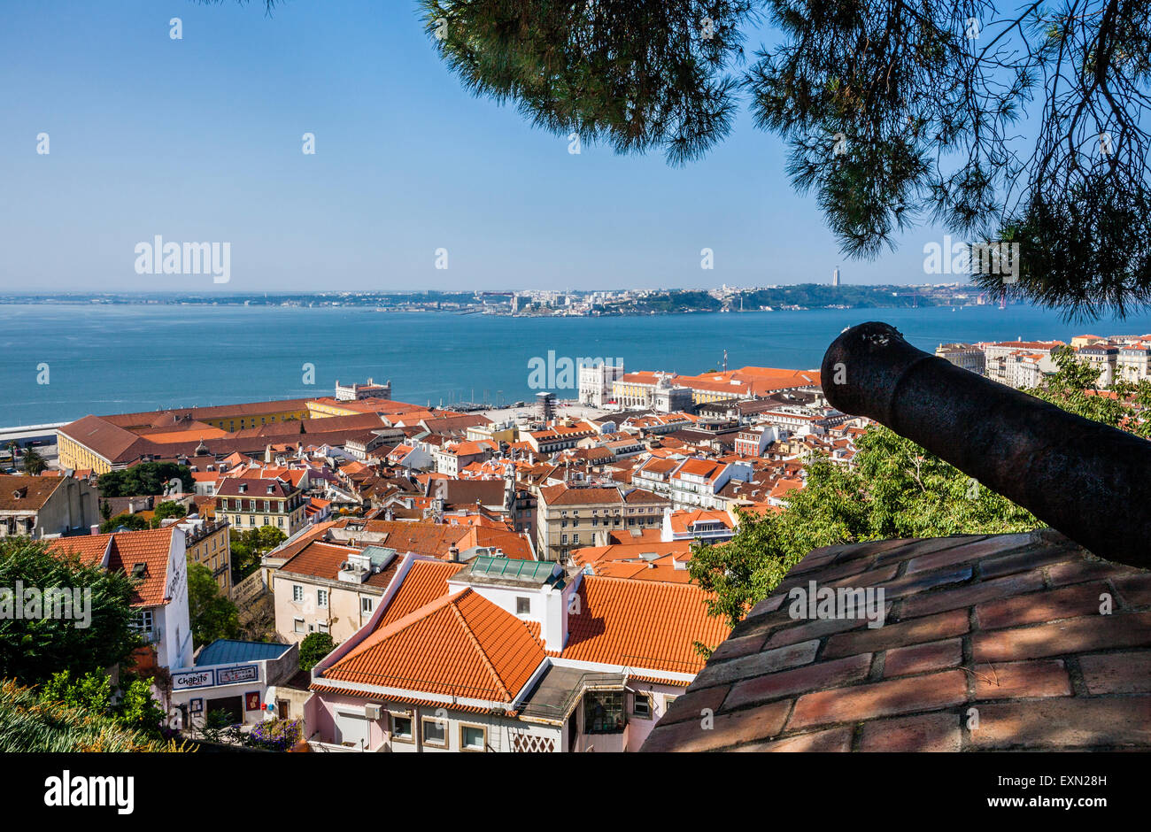 Il Portogallo, Lisbona, un cannone a Castelo de Sao Jorge si affaccia sul quartiere Baixa Pombaline, il Pombaline Downtown di Lisbona e il tag Foto Stock