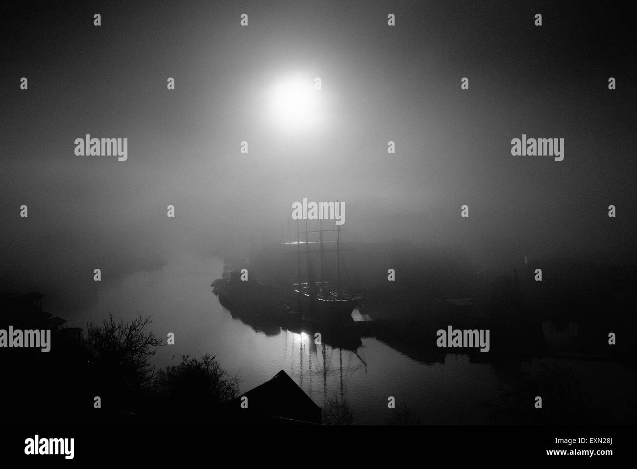Bristol Floating Harbour e la SS Gran Bretagna emergenti dalla nebbia mattutina. Bristol. Regno Unito. Foto Stock