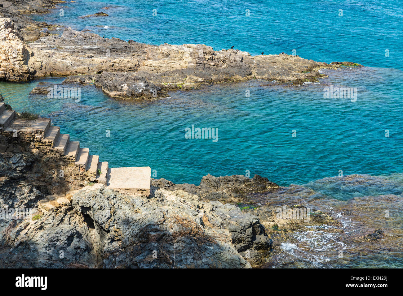Scale per le scogliere con acque cristalline in costa brava catalogna Foto Stock