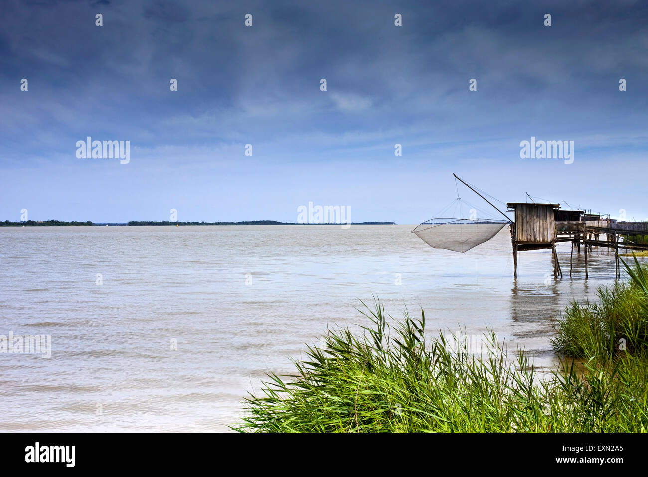 Capanne di pescatori sulle rive di un fiume nei pressi di Bordeaux, a sud-ovest della Francia Foto Stock