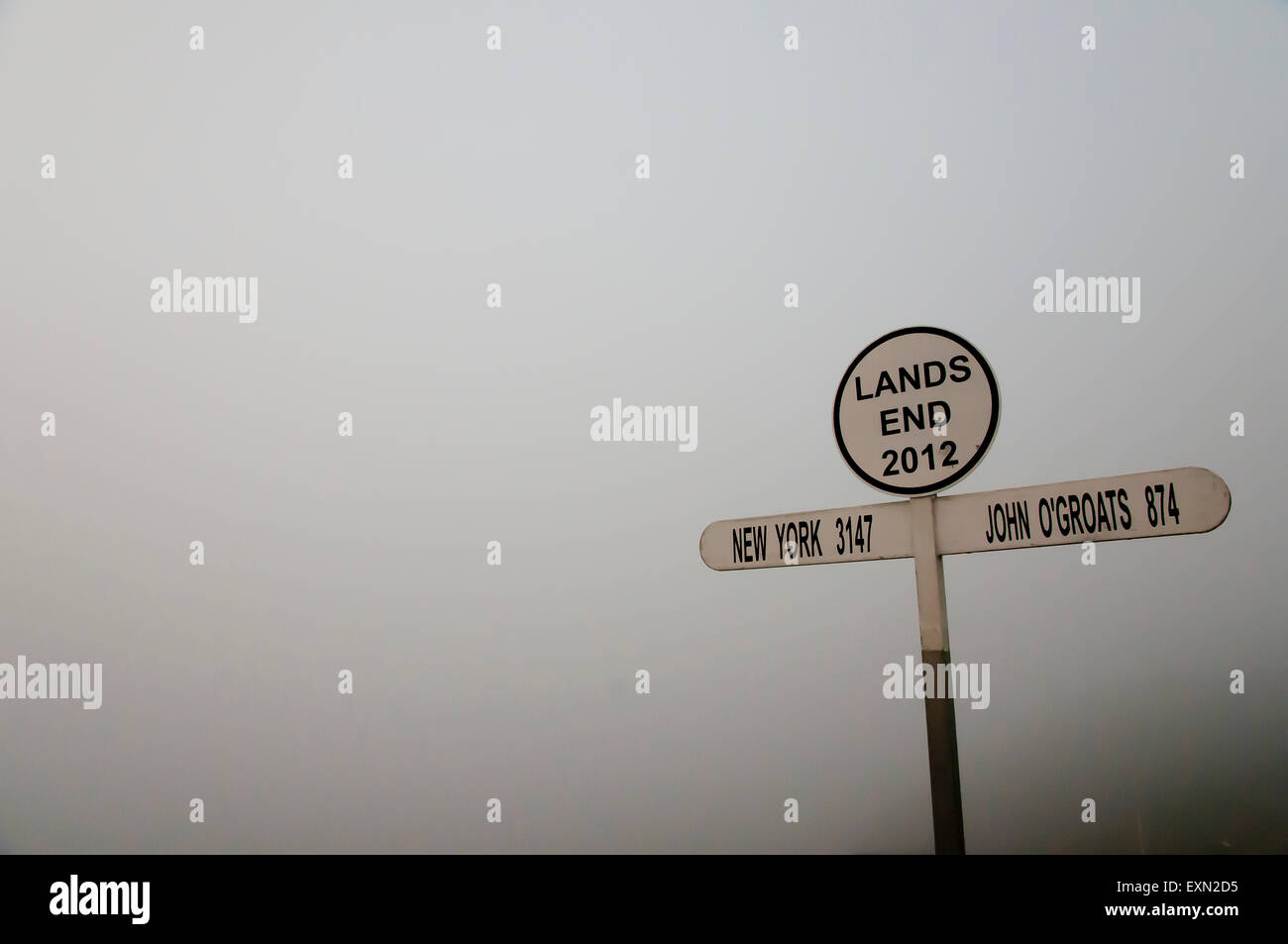 Lands End Signpost nella fitta nebbia - Cornovaglia - Inghilterra Foto Stock