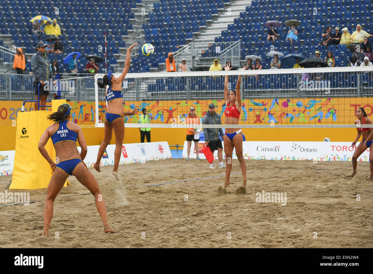 Toronto, Ontario, Canada. 14 Luglio, 2015. Le donne di Beach Volley corrispondono al 2015 Giochi Panamericani a Toronto in Canada. Il Brasile batte il Cile 2-0.Team Brazil: MAESTRINI LILIANE e HORTA CAROLINA. Team Cile: RIVAS FRANCISCA e MARDONES PILAR Credit: Igor Vidyashev/ZUMA filo/Alamy Live News Foto Stock
