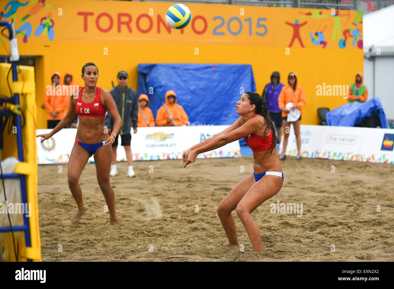 Toronto, Ontario, Canada. 14 Luglio, 2015. Le donne di Beach Volley corrispondono al 2015 Giochi Panamericani a Toronto in Canada. Il Brasile batte il Cile 2-0.Team Brazil: MAESTRINI LILIANE e HORTA CAROLINA. Team Cile: RIVAS FRANCISCA e MARDONES PILAR Credit: Igor Vidyashev/ZUMA filo/Alamy Live News Foto Stock