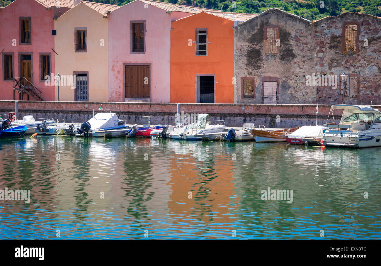 Una graziosa cittadina sulla costa nord occidentale della Sardegna, Bosa è dominato dalle colline di Serravalle Foto Stock