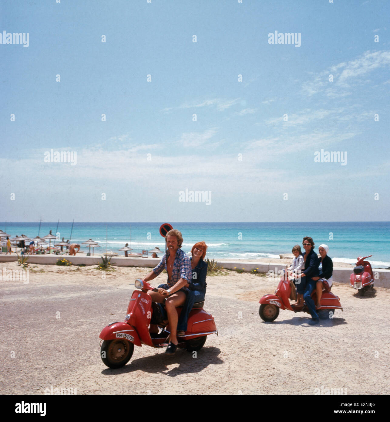 Ein Ausflug mit der Vespa auf der kleinen balearischen Insel Formentera, Ibiza 1976. Un viaggio con la Vespa sulla piccola isola delle Baleari di Formentera; Ibiza 1976. Foto Stock