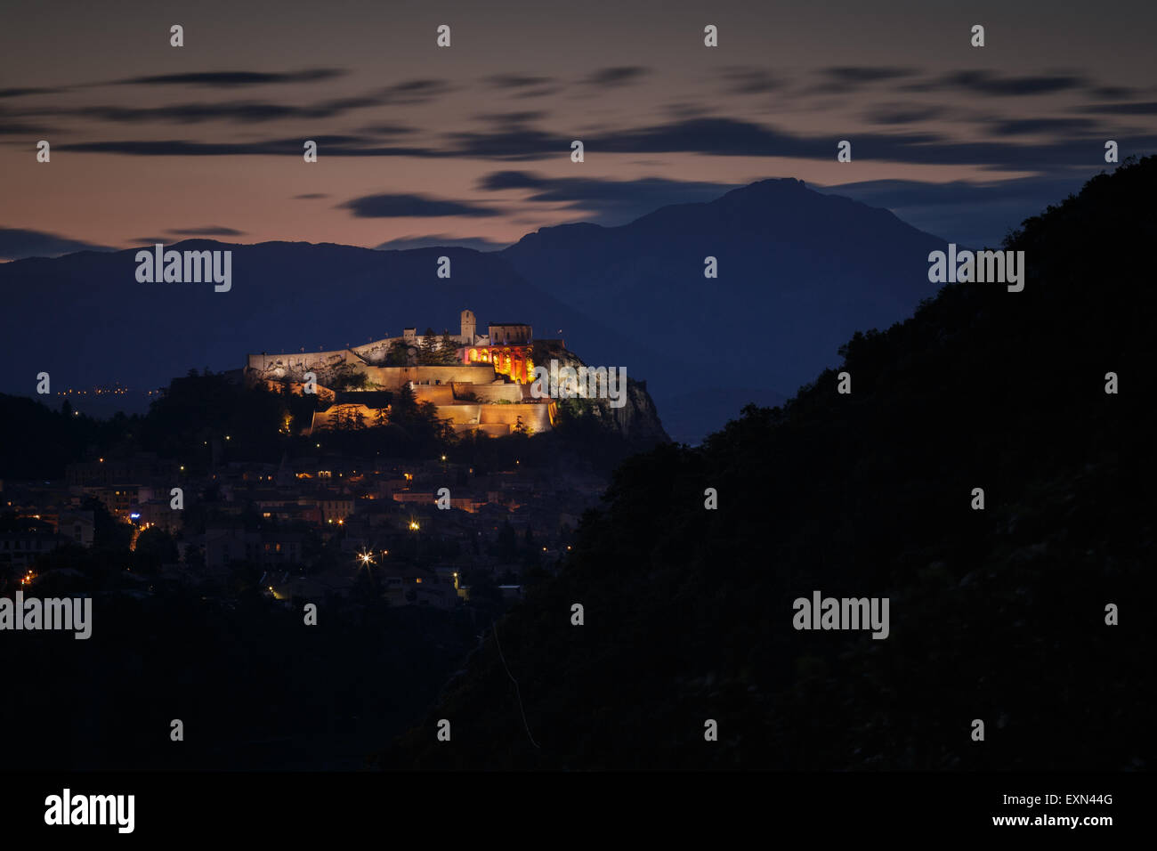 Twilight su Sisteron, Alpes-de-Haute-Provence, Francia, con la cittadella illuminata. Foto Stock