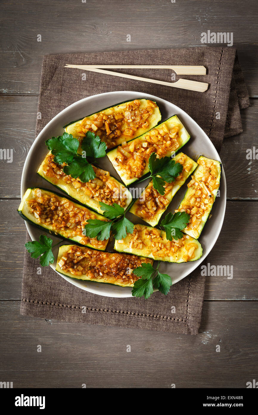 Gratinato fette di zucchine con Chermoula Foto Stock