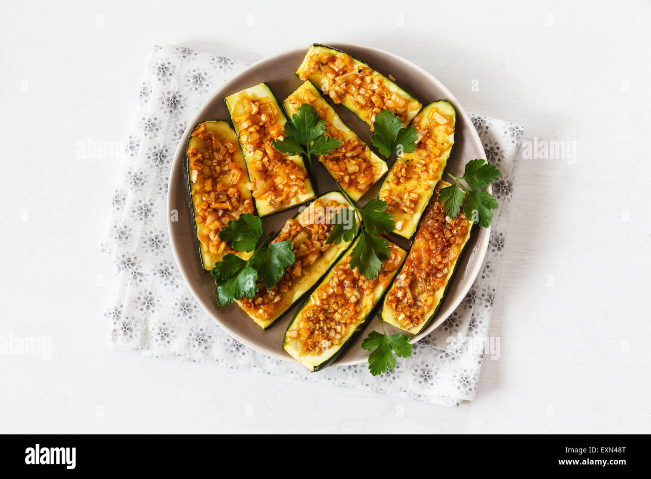 Gratinato fette di zucchine con Chermoula Foto Stock