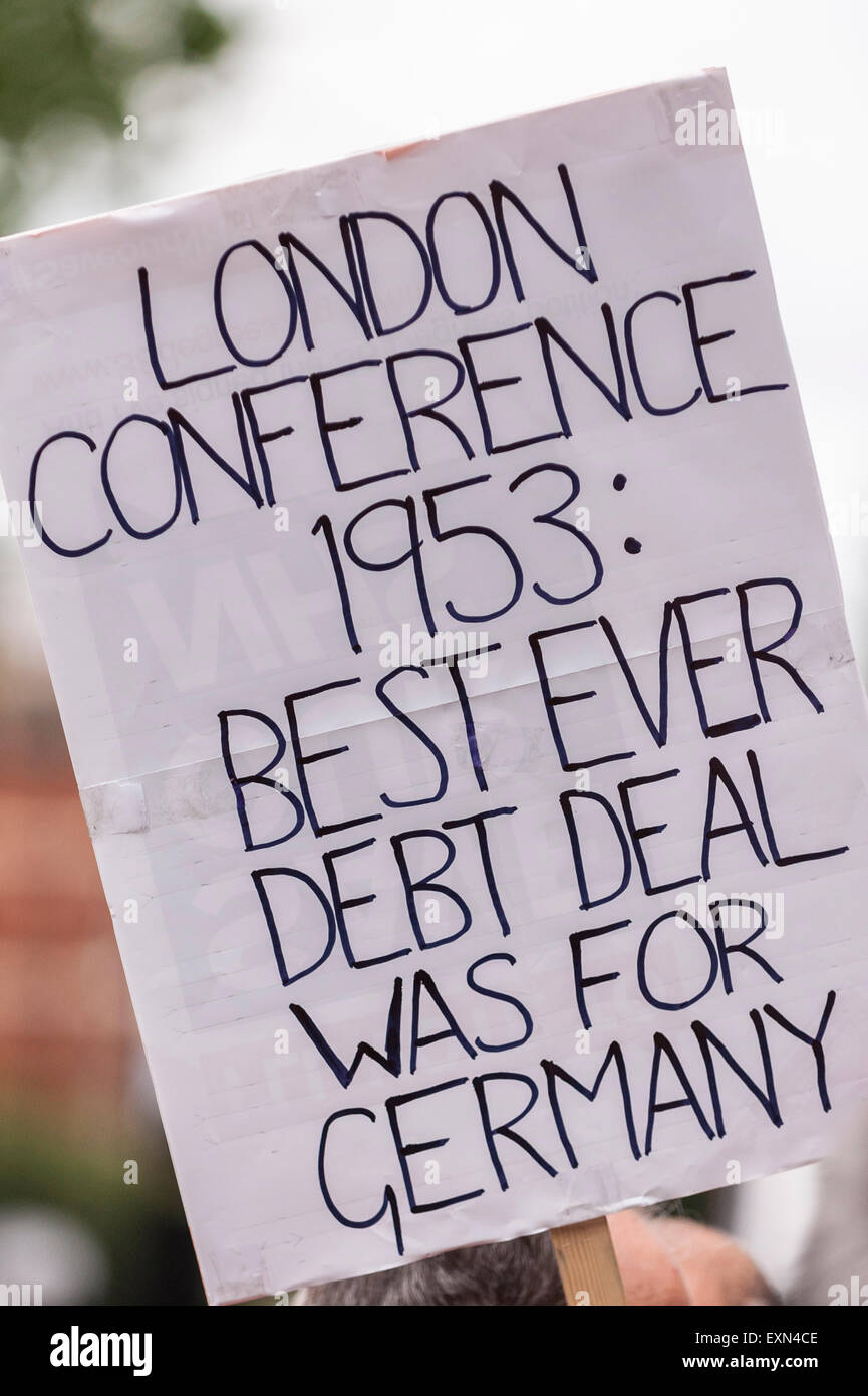 Londra, Regno Unito. Il 15 luglio 2015. I dimostranti si riuniscono al di fuori dell'Ambasciata tedesca in Belgrave Square per protestare contro la recente bailout condizioni imposte dall'Unione europea. Credito: Stephen Chung / Alamy Live News Foto Stock