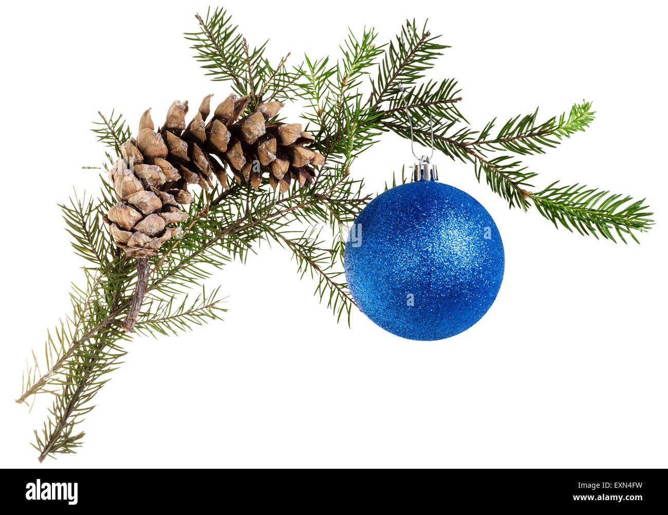 Dettaglio del telaio di natale - rametto di abete con cono e sfera blu su sfondo bianco Foto Stock