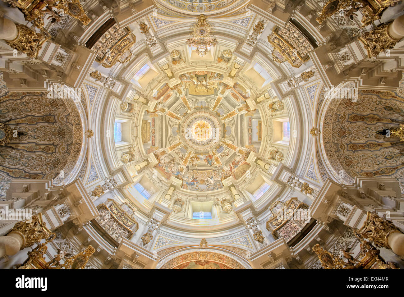 Basso angolo vista interna della San Luis de los Franceses chiesa, Siviglia, Spagna Foto Stock