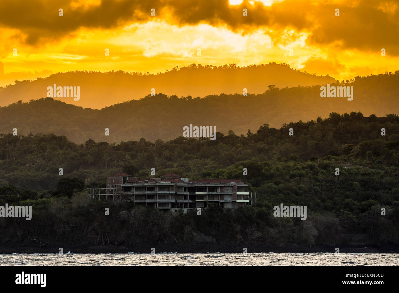 Indonesia, Bali, edificio incompiuto a costa di sera Foto Stock