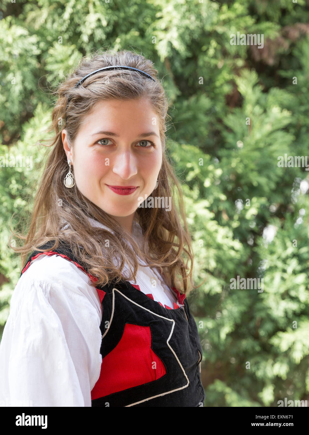 Costume ungherese tradizionale immagini e fotografie stock ad alta  risoluzione - Alamy