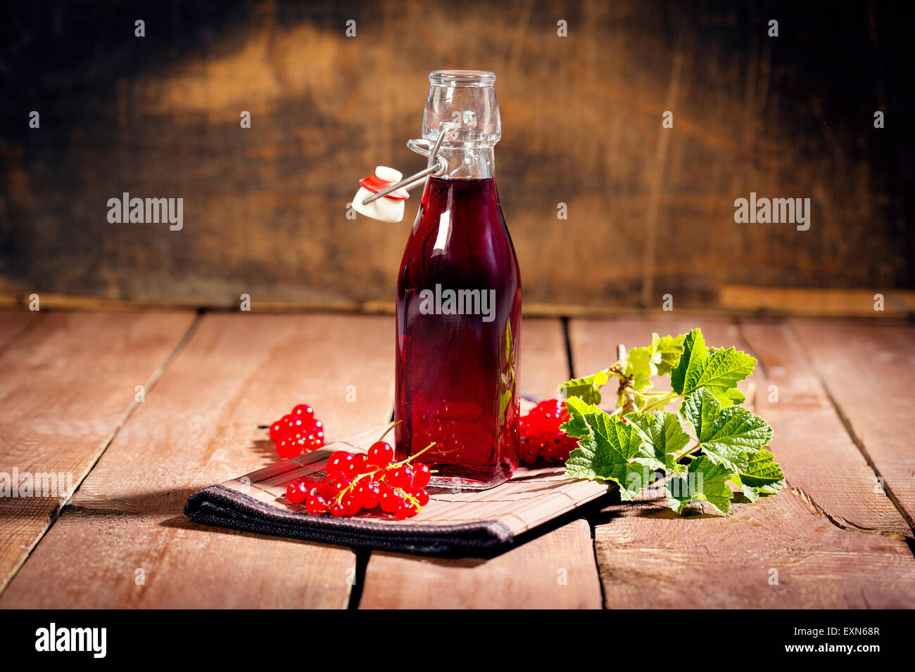 Swing top bottiglia con rosso di succo di ribes Foto Stock
