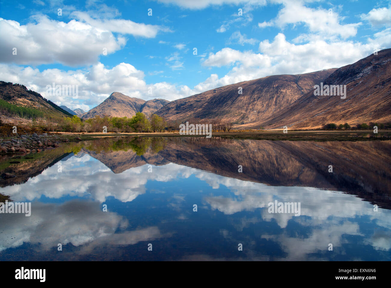 Riflessioni a specchio sul Loch Etive Foto Stock