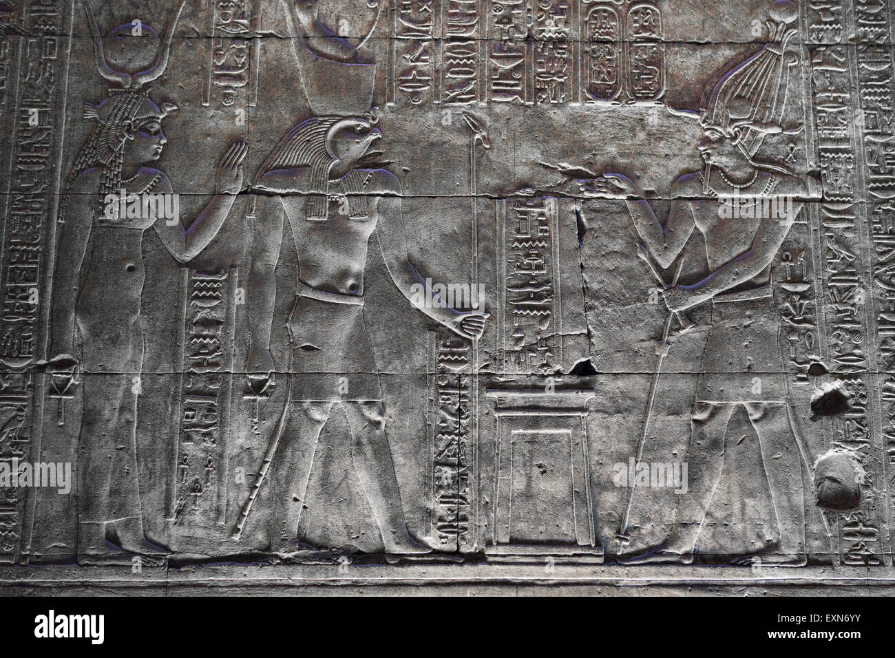 Sculture Antiche sulle pareti trovato presso il tempio di Idfu in Egitto. Foto Stock