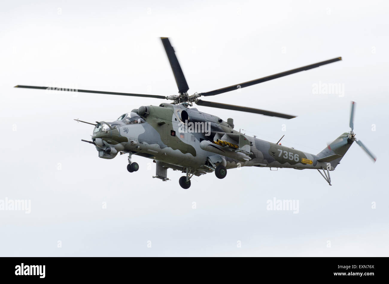 Mil Mi-24V/Mi-35 operati dalla Czech Air Force sulla rotta di avvicinamento per l'atterraggio a RIAT 2015, RAF Fairford, Gloucestershire, UK. Credito: Antony ortica/Alamy Live News Foto Stock