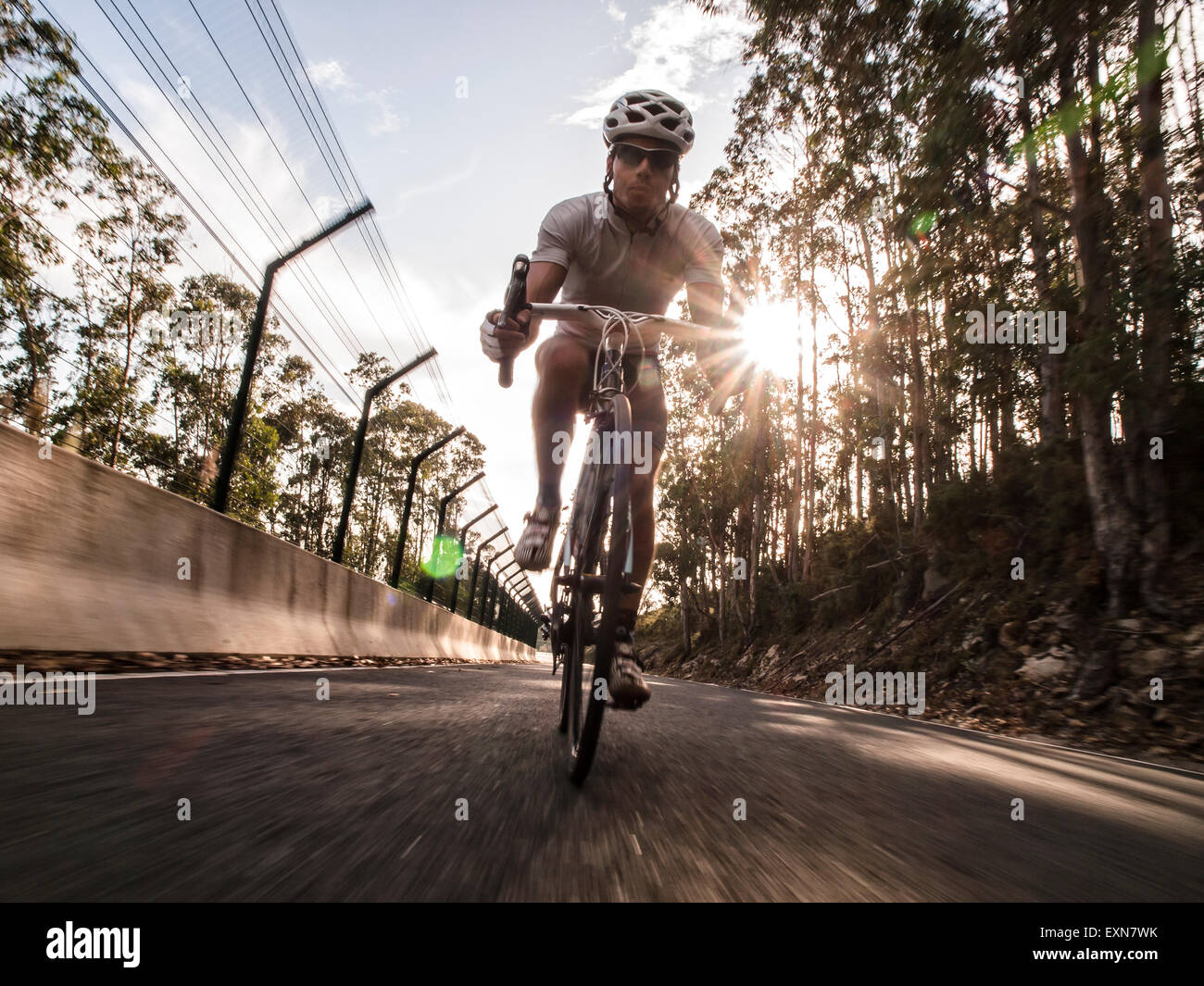 Spagna, Ferrol, ciclista con casco su teh road Foto Stock