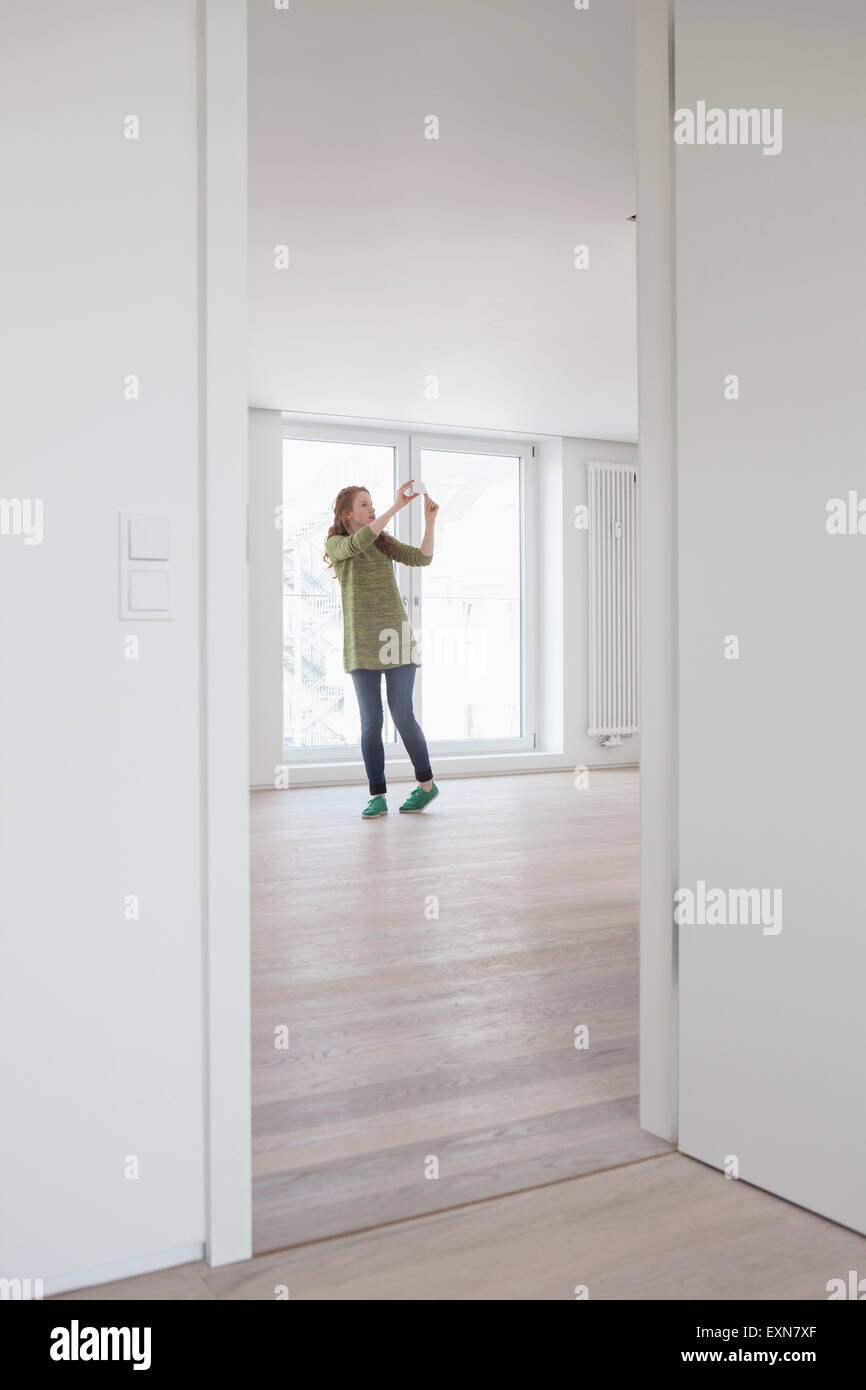 I giovani di casa di caccia donna moderna visione flat Foto Stock