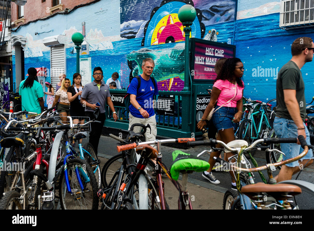 Brooklyn, NY - 12 Luglio 2015 - Decine di biciclette parcheggiate fuori la trafficata Bedford Avenue stazione della metropolitana di Williamsburg Brooklyn Foto Stock
