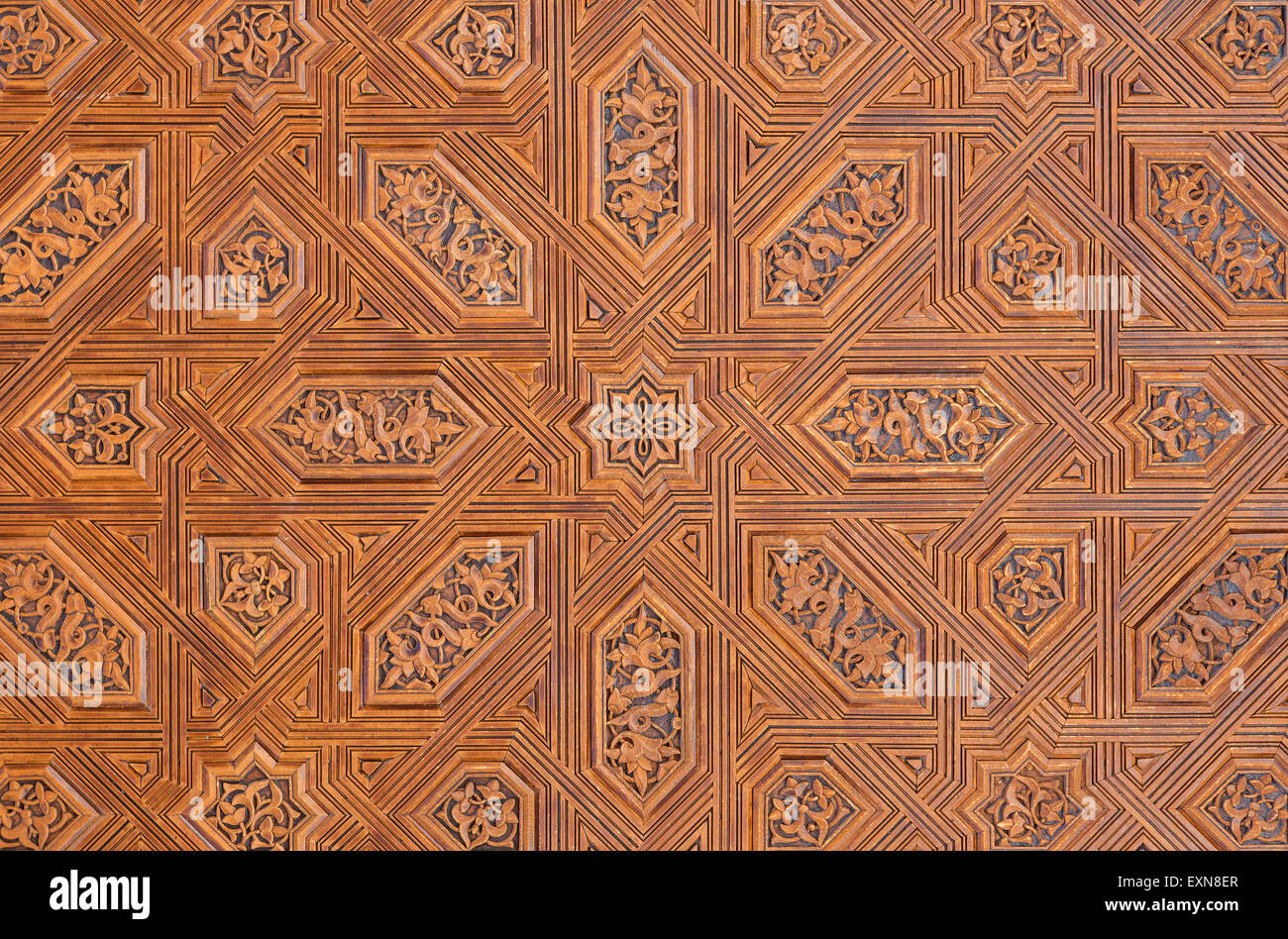 GRANADA, Spagna - 30 Maggio 2015: il dettaglio di mudejar cancello di legno in Nasrid palace. Foto Stock