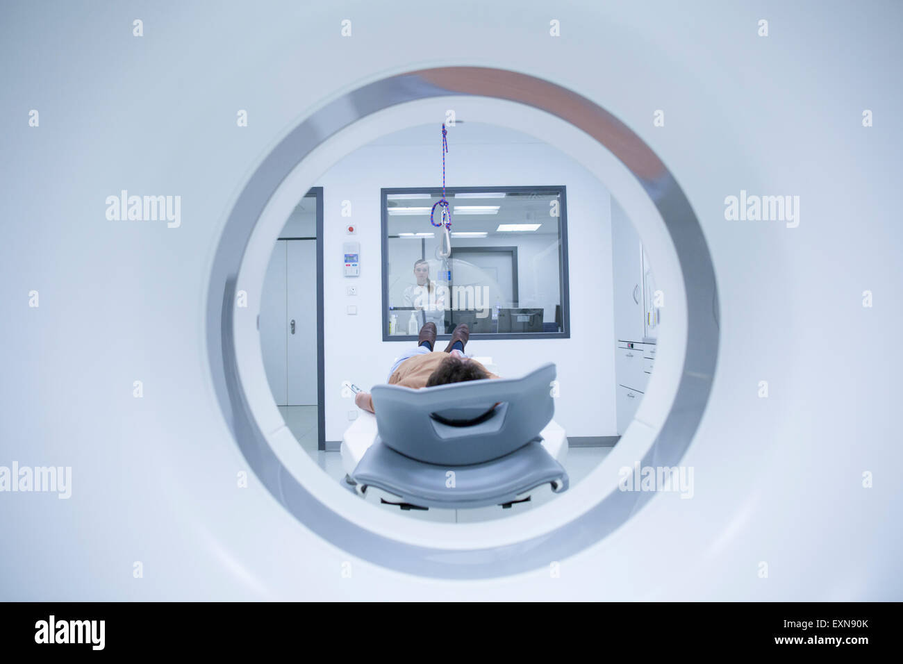 Giovane medico con il paziente a scanner MRI Foto Stock