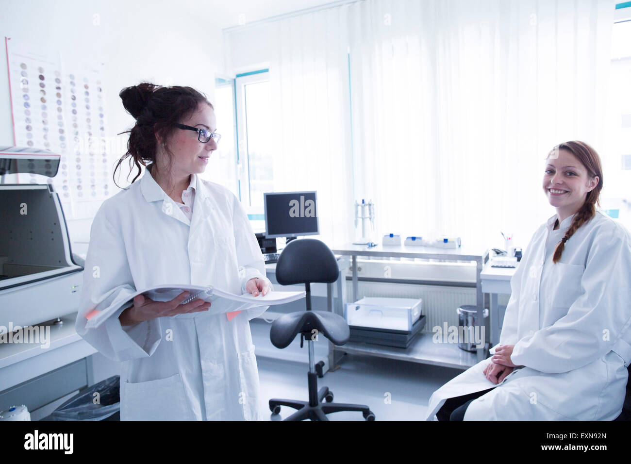 Tecnici di laboratorio in laboratorio con ufficiale Foto Stock