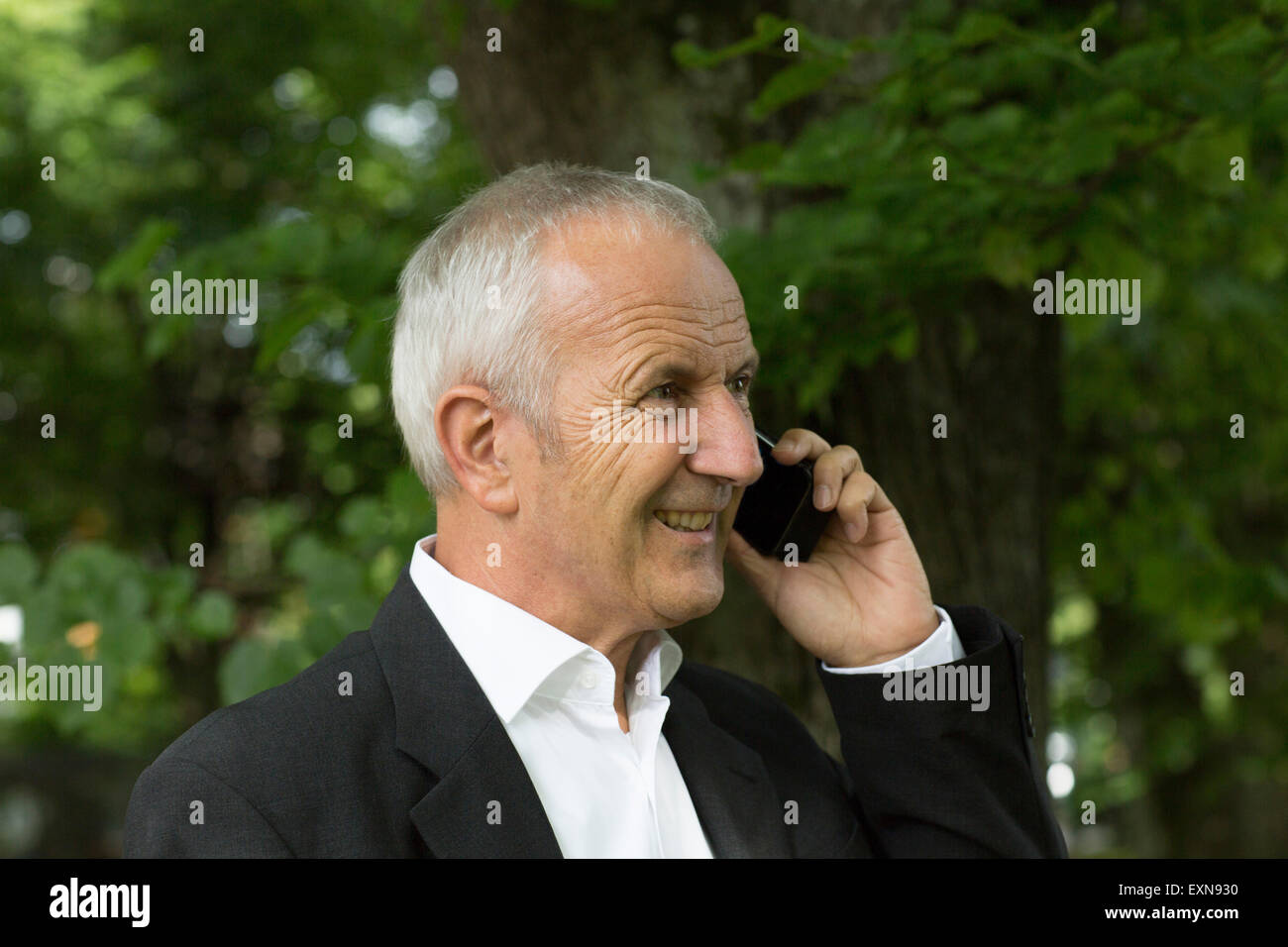 Ritratto di imprenditore di telefonare con lo smartphone Foto Stock