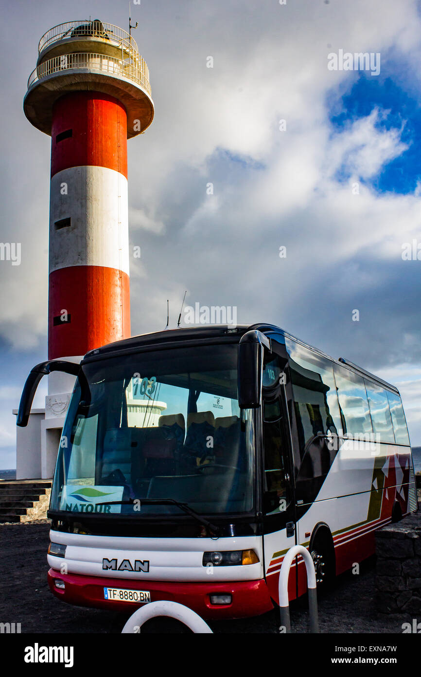 Un pullman turistico Autobus utilizzati da La Palma principali tour operator chiamato Natour Tour è parcheggiata dal Faro di Fuencaliente. Foto Stock