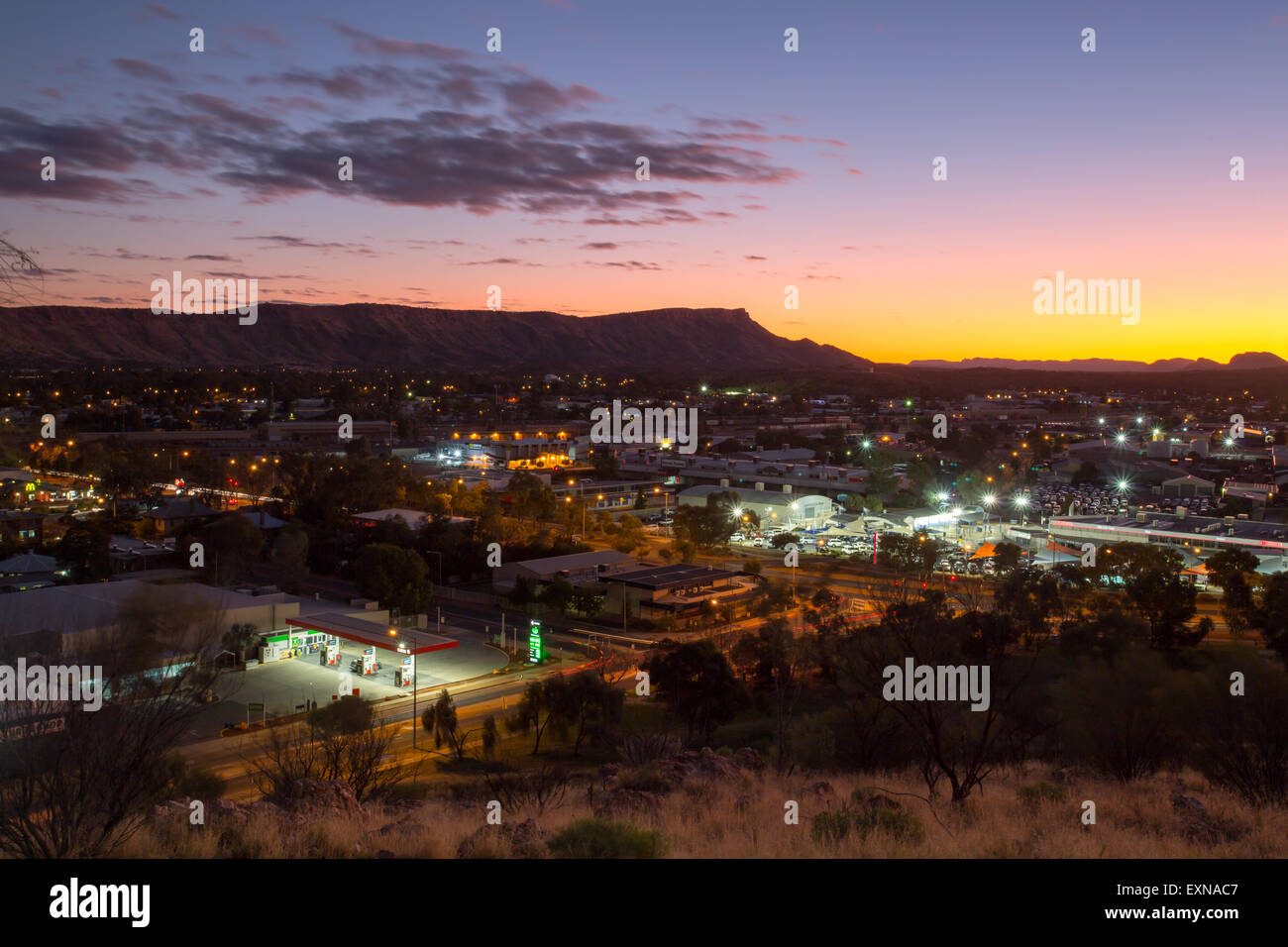 Vista dall'Anzac Hill su una fine inverno sera ad Alice Springs, Territorio del Nord, l'Australia Foto Stock