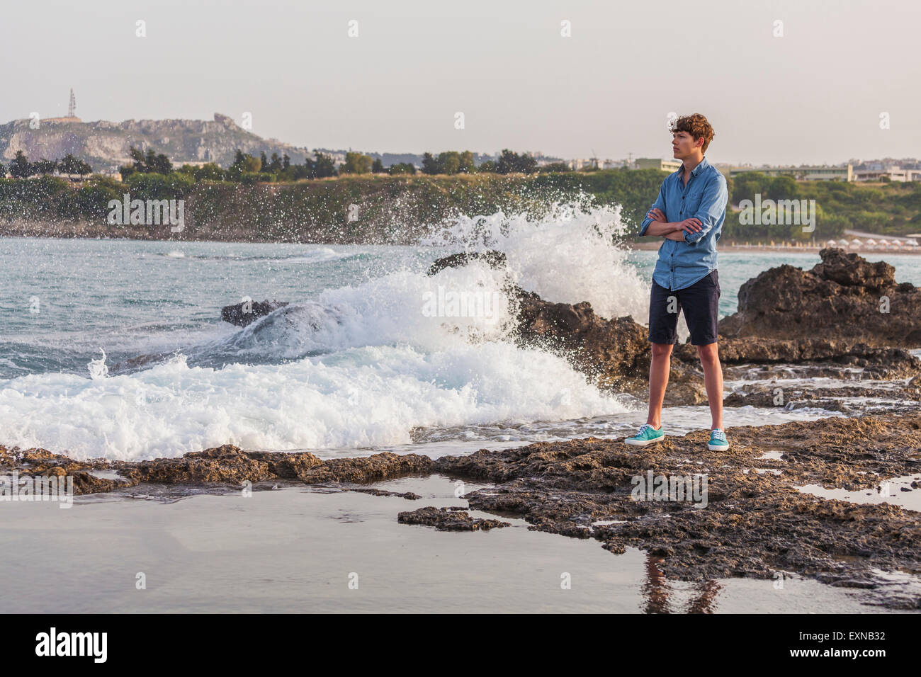 La Grecia, Rodi, giovane uomo in piedi sul lungomare guardando a distanza Foto Stock