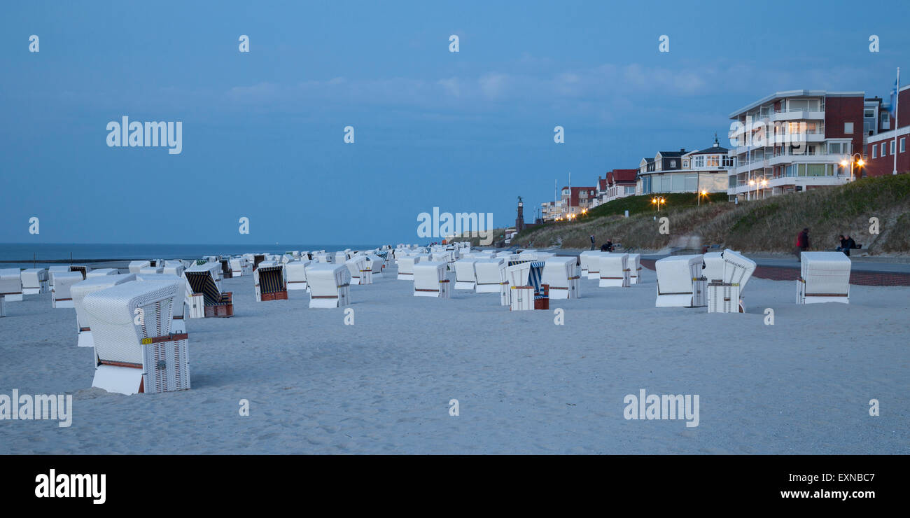 Germania, Bassa Sassonia, Frisia orientale, Wangerooge, spiaggia con sedie in serata, Panorama Foto Stock