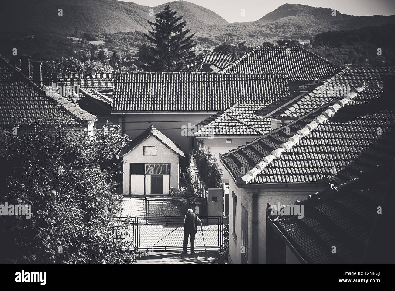 Una vecchia persona in piedi e in attesa di qualcuno o cercando chi è fuori sulla strada. Composizione concettuale circa la vita di un vecchio Foto Stock