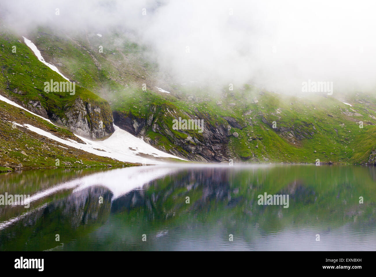 Visione idilliaca con neve sul lago Balea shore in montagna Fagaras, Romania. Foto Stock