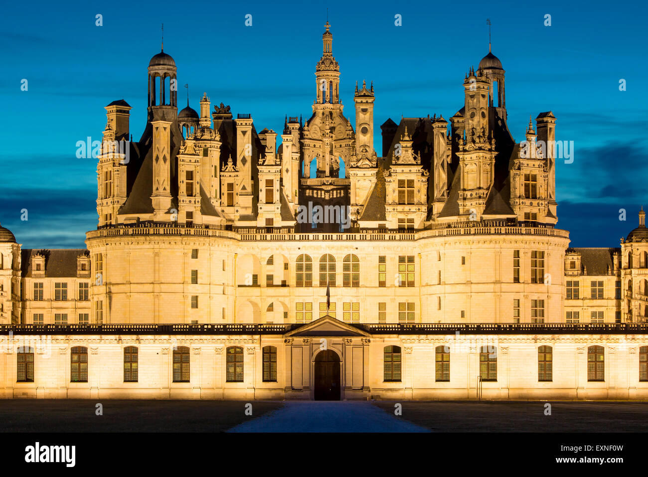 Twilight oltre il massiccio, 440 camera, Chateau de Chambord - costruito originariamente come residenza di caccia di re Francesco I, Loir-et-Cher, Centre, Francia Foto Stock