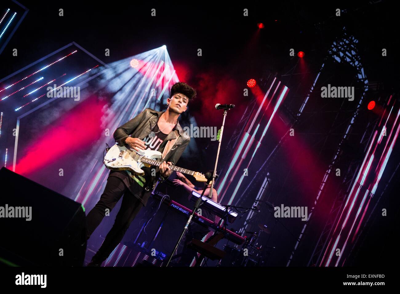 Milano, Italia. Il 15 luglio 2015. Stash Fiordispino italiano del pop rock band, 'l'Kolors' esegue durante il loro concerto dal vivo al mercato EstaThe Suono in Milano. © Roberto Finizio/Pacific Press/Alamy Live News Foto Stock