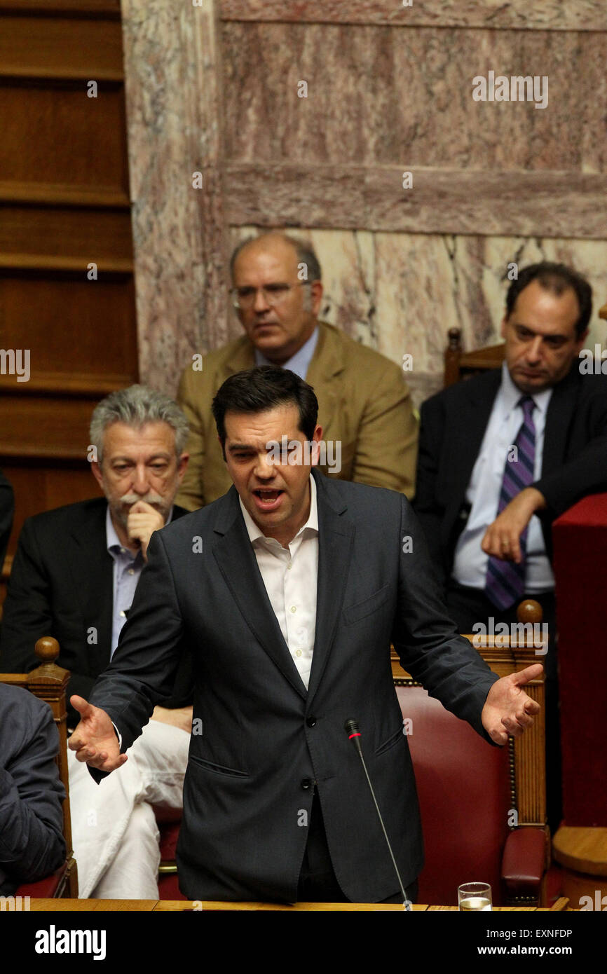 Atene, Grecia. Il 15 luglio 2015. Il Primo Ministro greco, Alexis Tsipras risolve il Parlamento europeo nel corso di un dibattito sul bailout deal, Atene, Grecia, 15 luglio, 2015. Tsipras mercoledì chiamato sulla sua sinistra radicale Syriza parte del gruppo parlamentare di rimanere uniti in tempi critici per il paese, in mezzo a una stringa di anti-austerità scioperi e manifestazioni di protesta. Credito: Marios Lolos/Xinhua/Alamy Live News Foto Stock