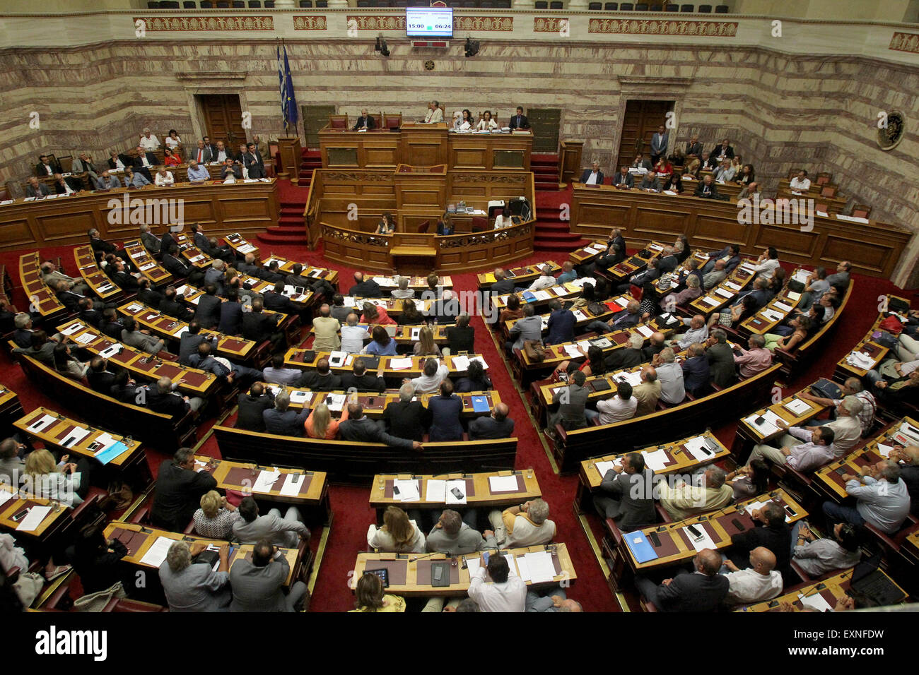 Atene, Grecia. Il 15 luglio 2015. Il Primo Ministro greco, Alexis Tsipras risolve il Parlamento europeo nel corso di un dibattito sul bailout deal, Atene, Grecia, 15 luglio, 2015. Tsipras mercoledì chiamato sulla sua sinistra radicale Syriza parte del gruppo parlamentare di rimanere uniti in tempi critici per il paese, in mezzo a una stringa di anti-austerità scioperi e manifestazioni di protesta. Credito: Marios Lolos/Xinhua/Alamy Live News Foto Stock