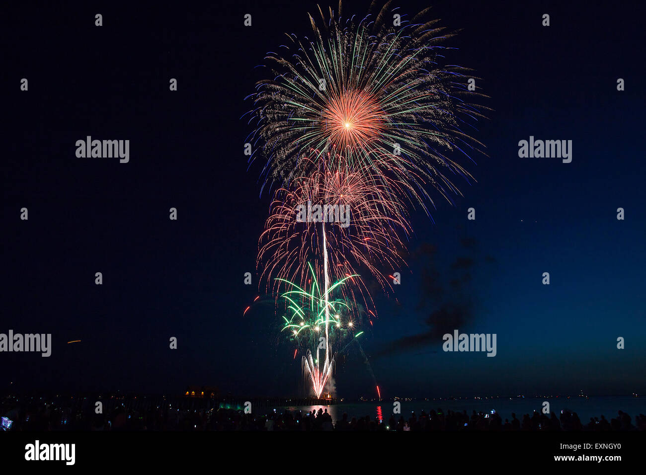 Fuochi d'artificio su Napoli Molo della Florida vicino a Marco Island e Fort Myers Foto Stock