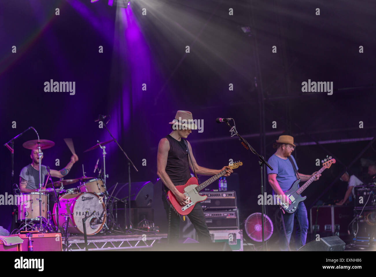 Grande Tew, Oxfordshire, Regno Unito. 10 Luglio, 2015. The Fratellis sul palcoscenico Cornbury festival 2015 Foto Stock