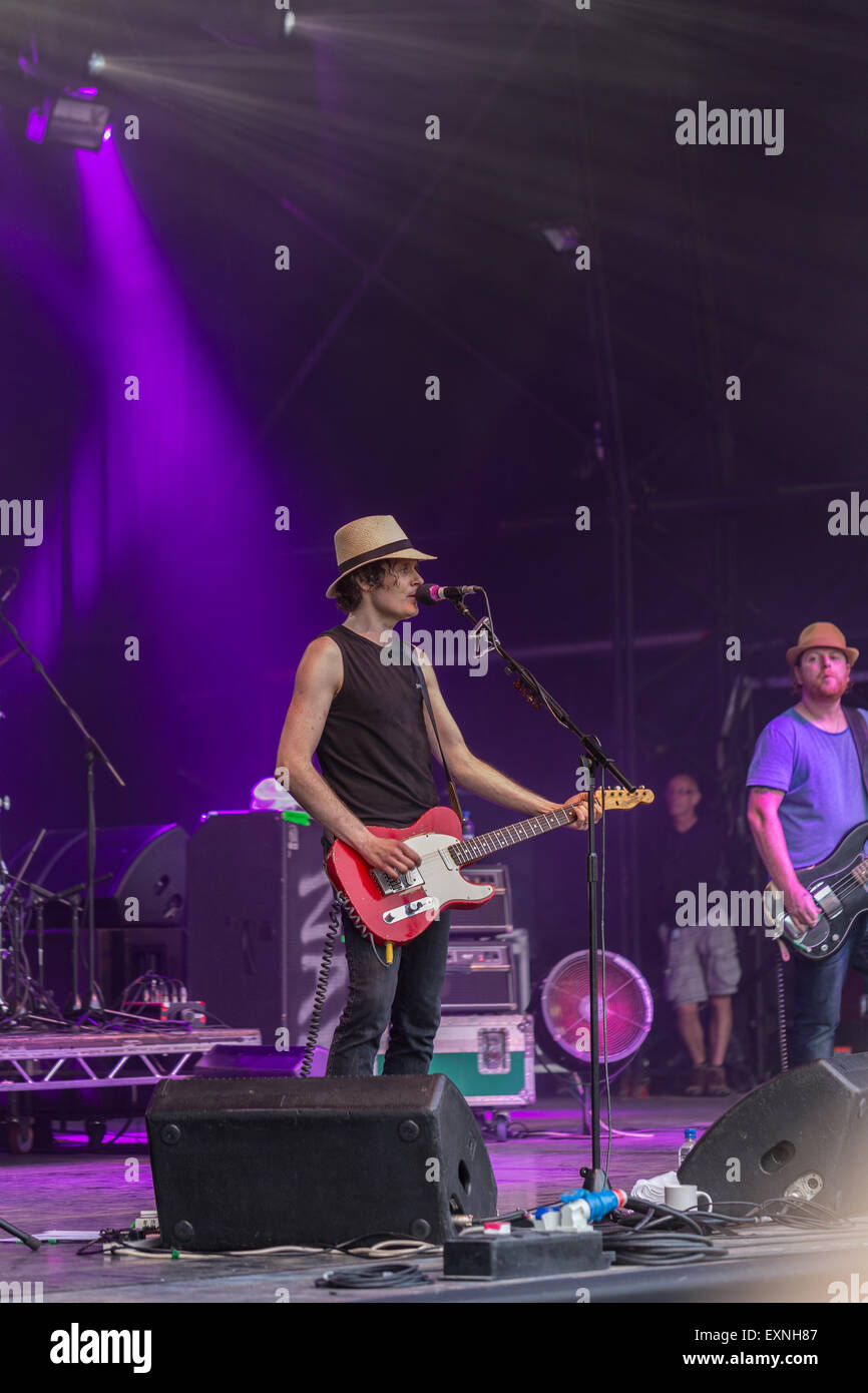 Grande Tew, Oxfordshire, Regno Unito. 10 Luglio, 2015. The Fratellis sul palcoscenico Cornbury festival 2015 Foto Stock