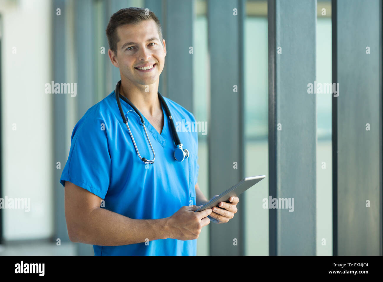 Allegro giovane infermiere con tablet pc in ufficio Foto Stock Allegro giovane infermiere con tablet pc in ufficio Foto Stock