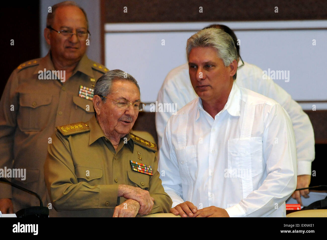 L'Avana, Cuba. Il 15 luglio 2015. Il Presidente cubano Raul Castro (L-anteriore), e Cuba il primo Vice Presidente Miguel Diaz-Canel (R) partecipare alla sessione plenaria della quinta sessione ordinaria della ottava legislatura del Parlamento cubano, al Palazzo delle Convenzioni a l'Avana, Cuba, il 15 luglio 2015. Credito: Prensa Latina/Xinhua/Alamy Live News Foto Stock
