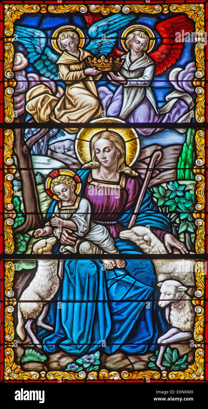 CORDOBA, Spagna - 27 Maggio 2015: la Madonna con il Bambino tra i sheps sul vetro di finestra nella chiesa Convento de Capuchinos Foto Stock