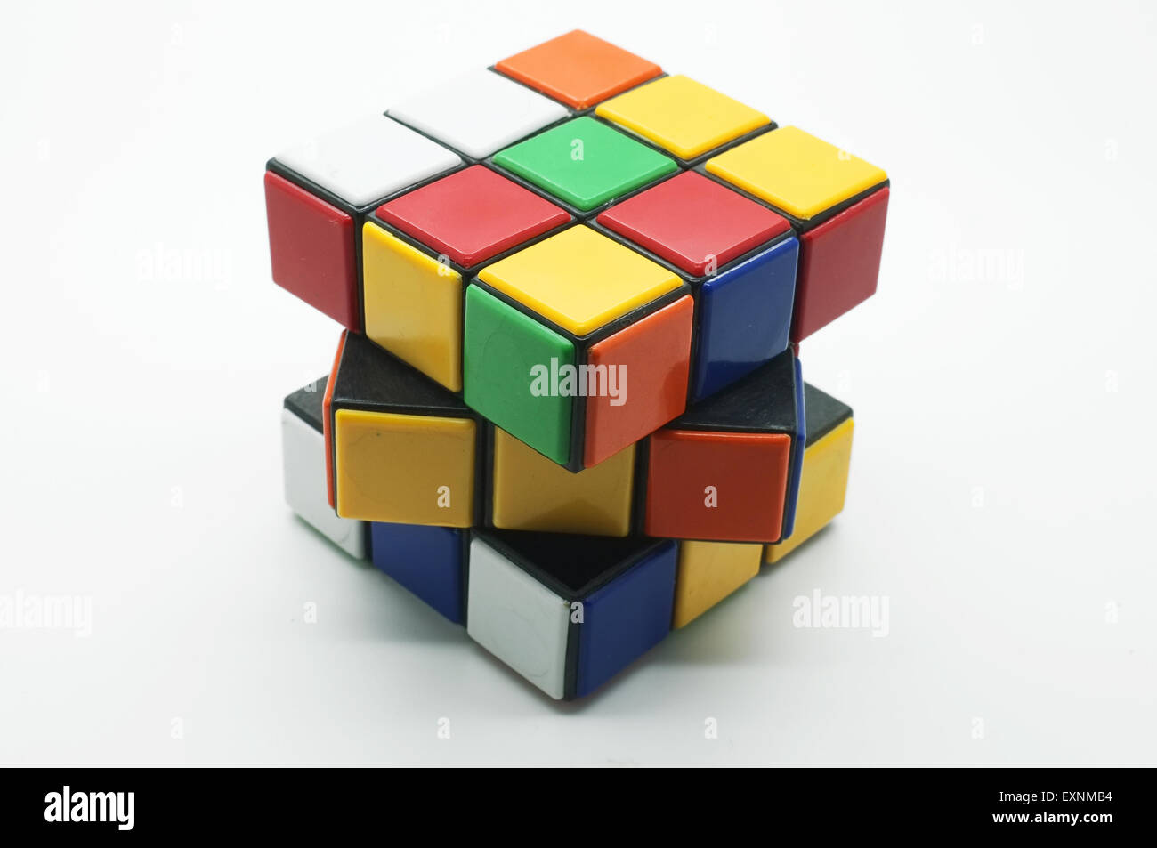 Colorato Cubo di Rubik isolati su sfondo bianco, Magia cubo Foto Stock